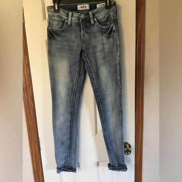 EUC Daytrip jeans, purchased at Buckle, worn only a couple of times, light wash - Picture 1 of 4